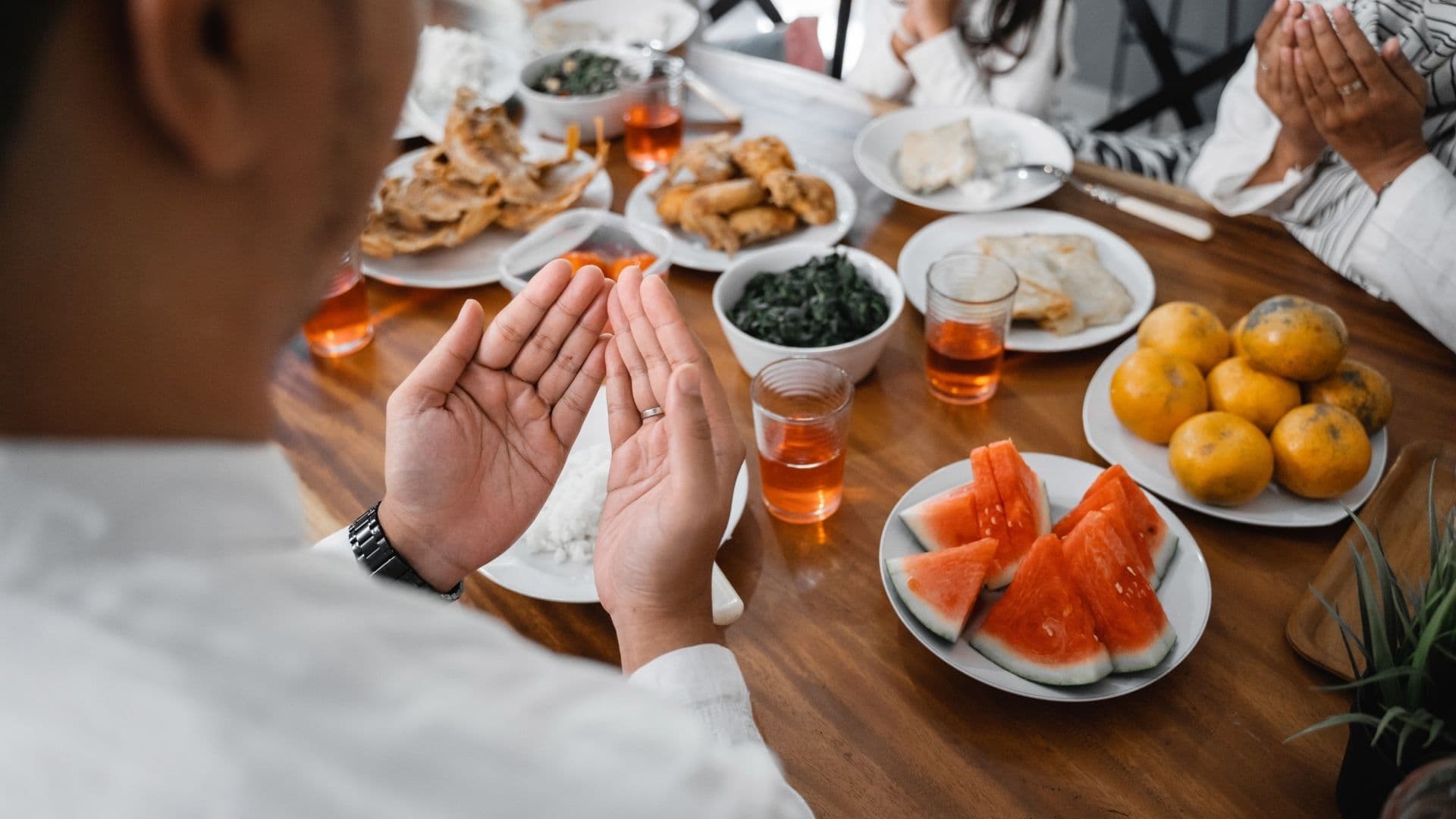 12 Sunnah Makan yang Perlu Diamalkan Setiap Muslim! (Termasuk Hadis!) - 2