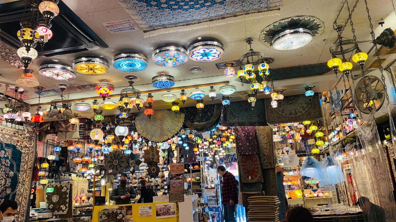 Lampu Berwarna-warni di Restoran HALAL "ZAKURO" di Nippori